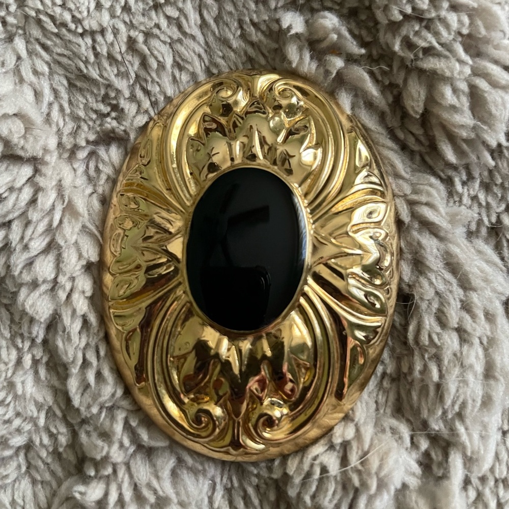 🌸$5/25🌸 - Lady Remington Vintage-Inspired Gold and Black Scarf Clip